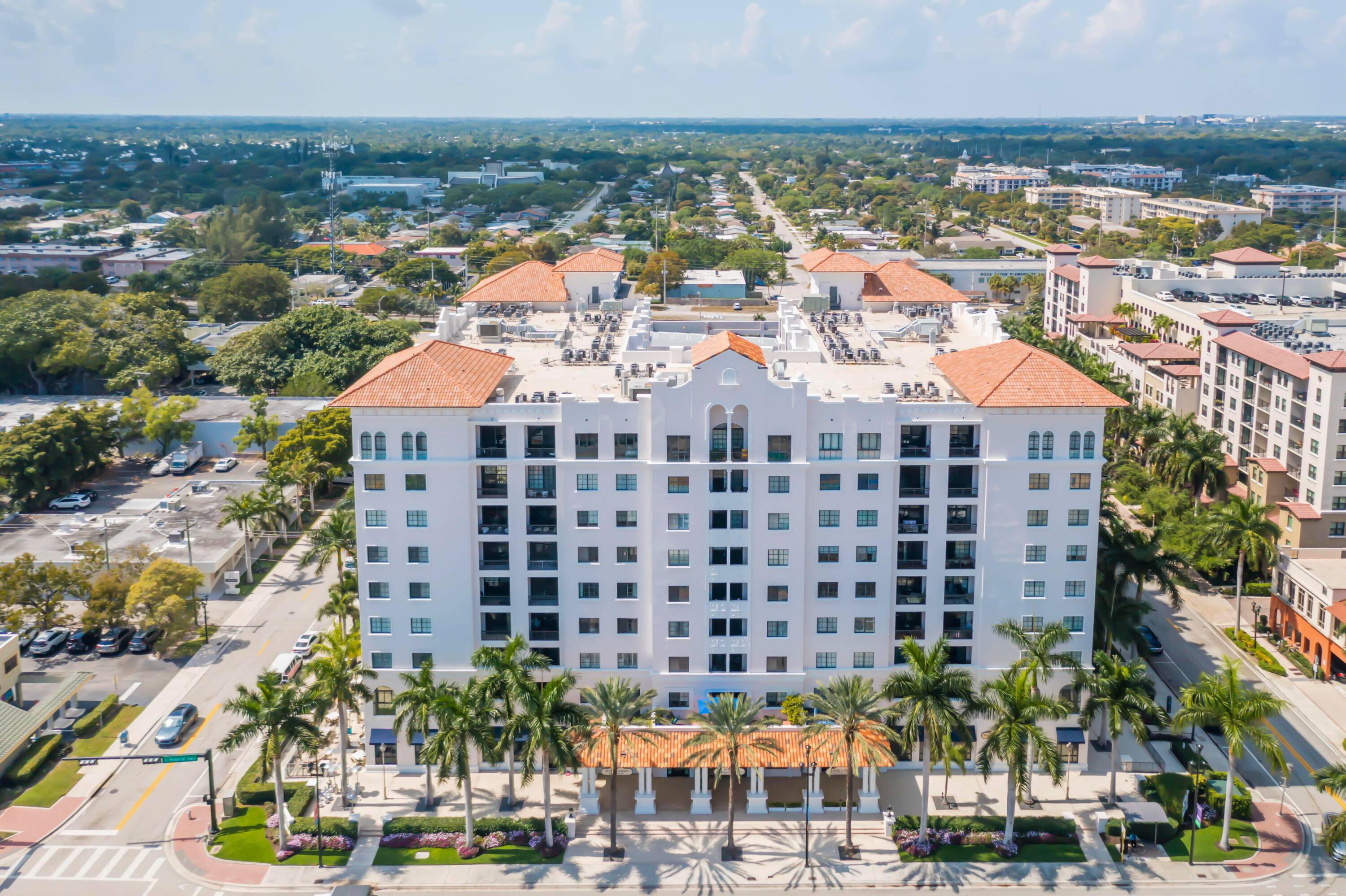 THIS IS AN INCREDUBLE LIGHT BRIGHT UNIT IN THE HEART OF DOWNTOWN BOCA RATON, WITHIN WALKING DISTANCE TO THE BEACH, MIZNER PARK, ROYAL PALM, SUPERMARKETS, THE NEW BRITELINE TRAIN STATION ...