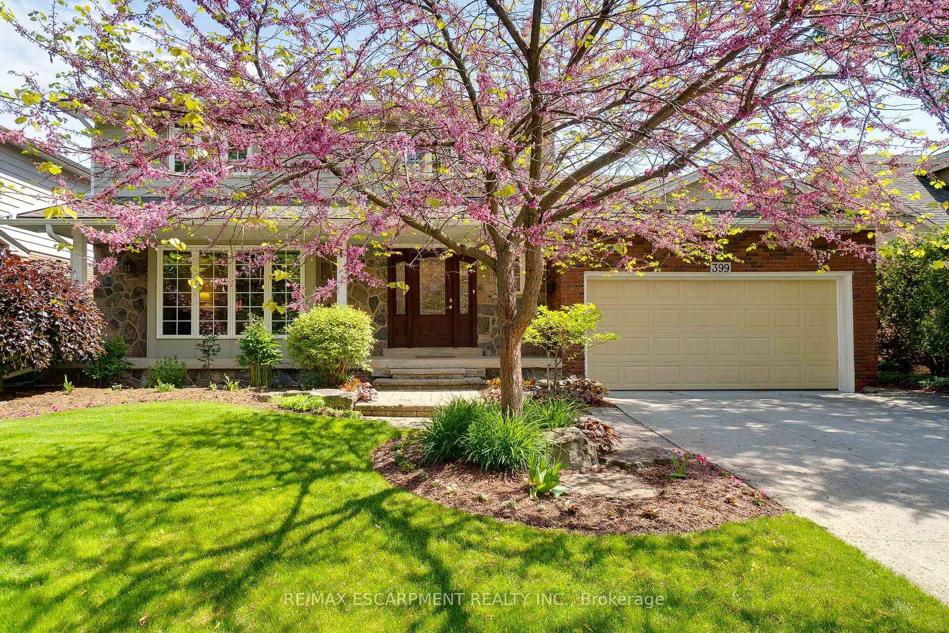 Picture Perfect Family Home in Desirable Shoreacres !