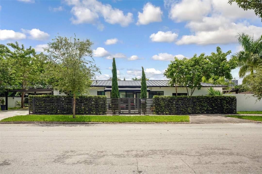 INVESTORS GREAT INCOME NOI IRR ON A Stunning fully renovated 3BR 3BA plus master den home near all vibrant areas in Miami and featuring luxury finishes throughout !