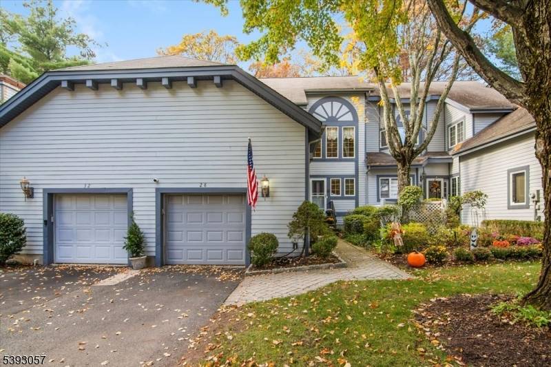 WELCOME TO 28 EASEDALE RD, BEAUTIFUL 2 STORY TOWNHOUSE FEATURING SPACIOUS EN SUITE BEDROOMS, ONE HIGHLIGHTED BY A COZY FIREPLACE PERFECT FOR RELAXING EVENINGS.