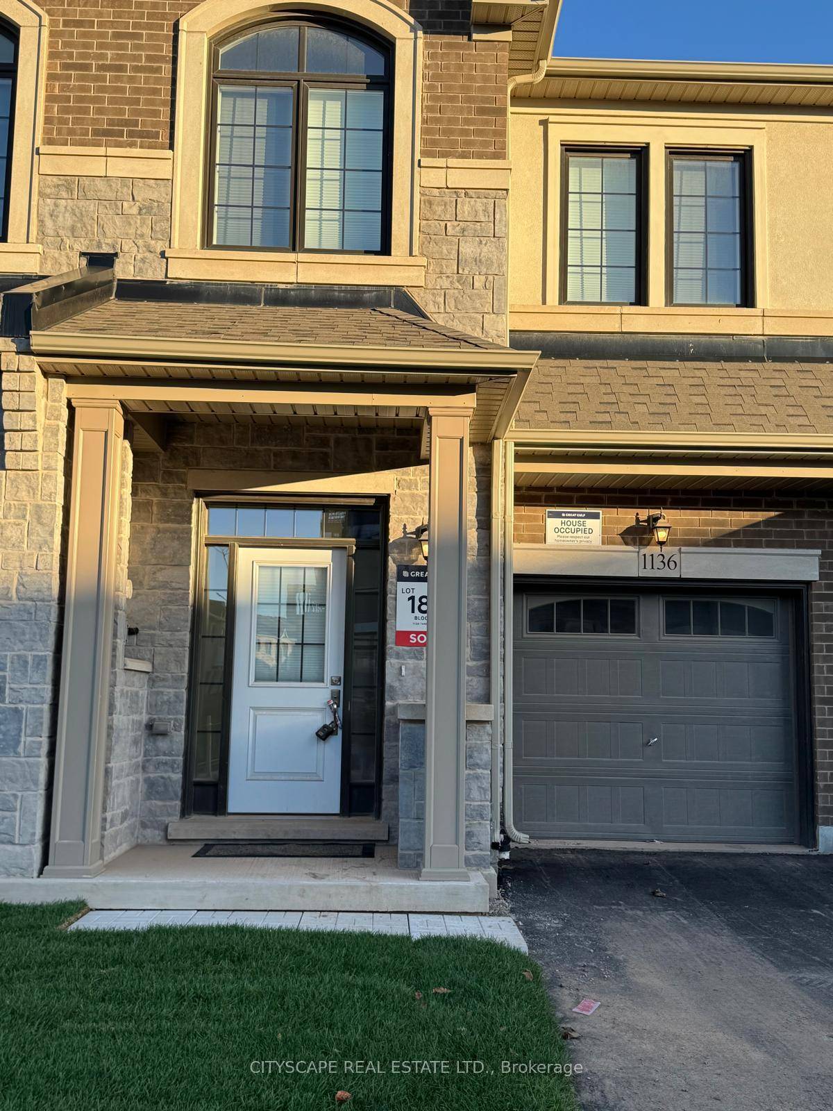 Spacious and stylish, this beautiful, two storey freehold townhouse features 4 bedrooms and 3 bathrooms located in highly demand Joshua Creek Community.