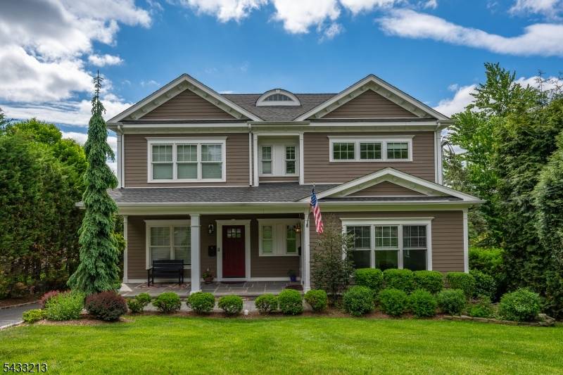 AVAILABLE IMMEDIATELY ! BEAUTIFUL TOWNHOUSE Close to Downtown Train, Shopping, Restaurants, Morristown, Hospital !