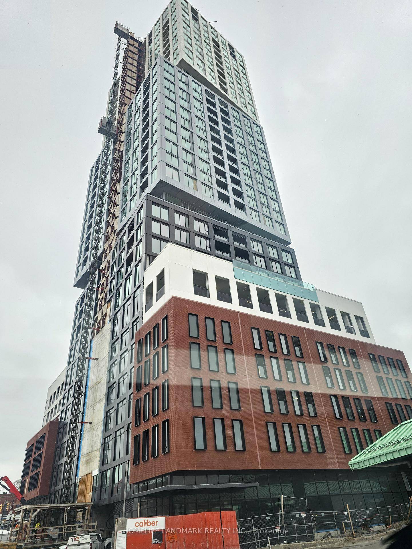 Assignment Sale. Luxurious 1 Bedroom Den With 585 Sqft Interior in Debut Waterfront Residences !