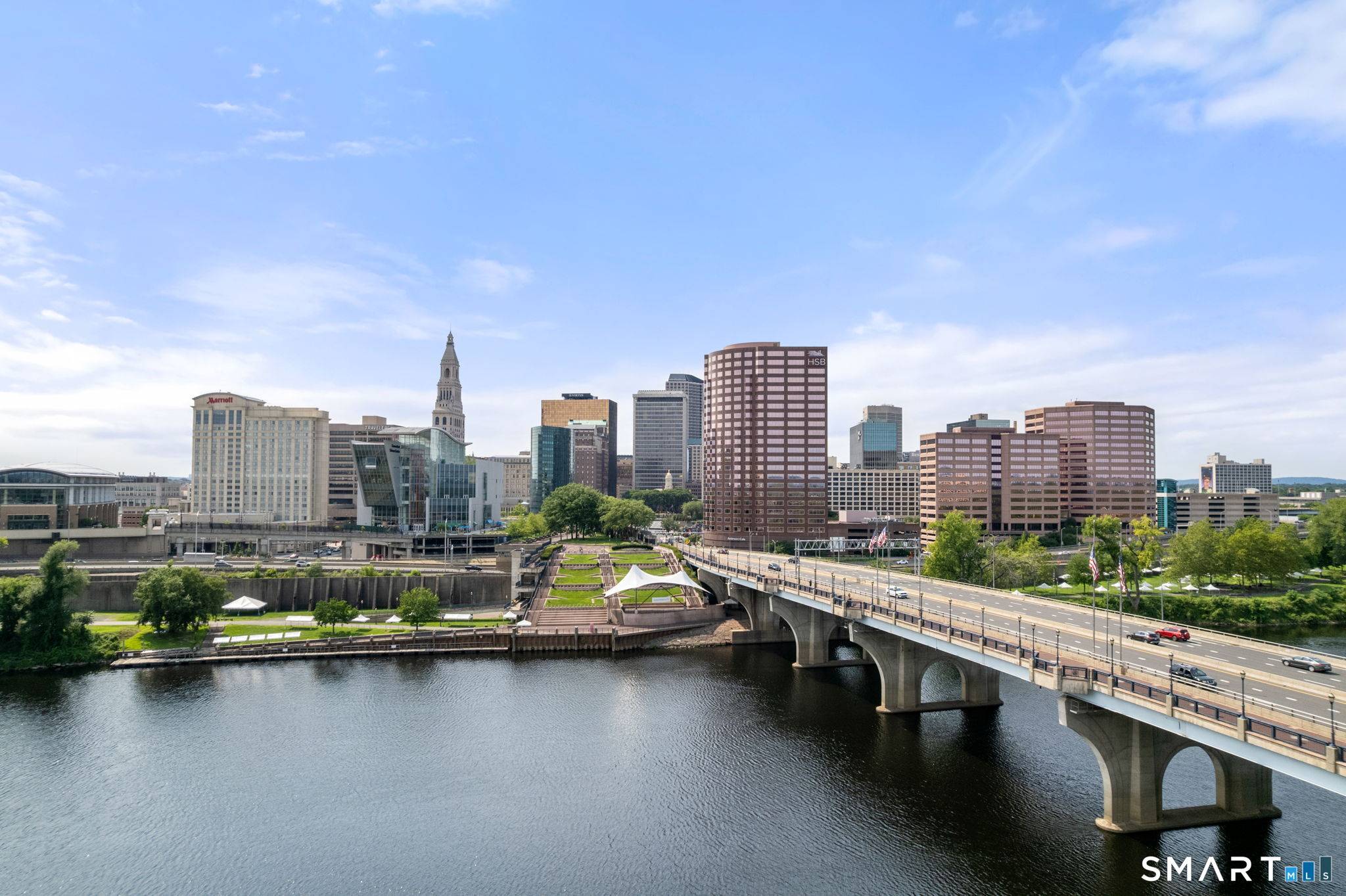 Welcome to luxurious city living with unmatched views !
