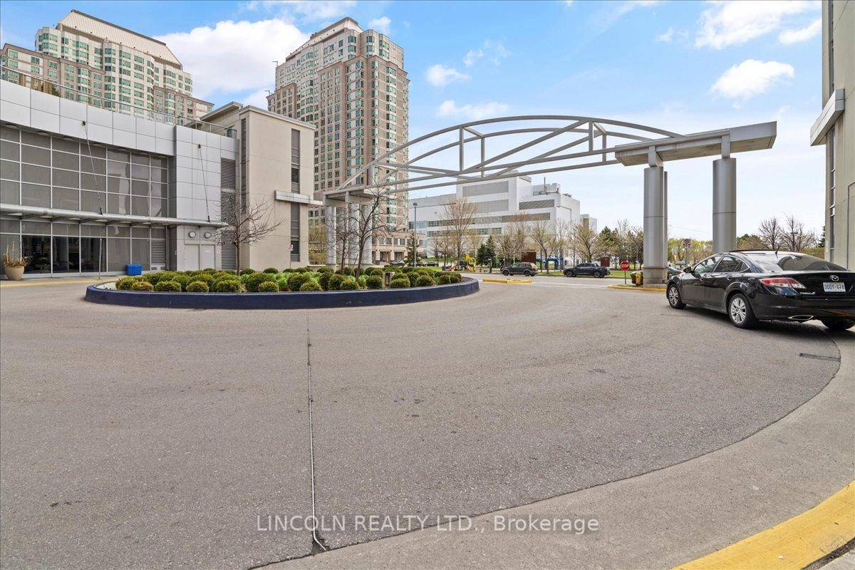 Welcome to this beautifully upgraded clean amp ; bright 1bedroom large den condo unit, featuring 612 sq ft of living space.