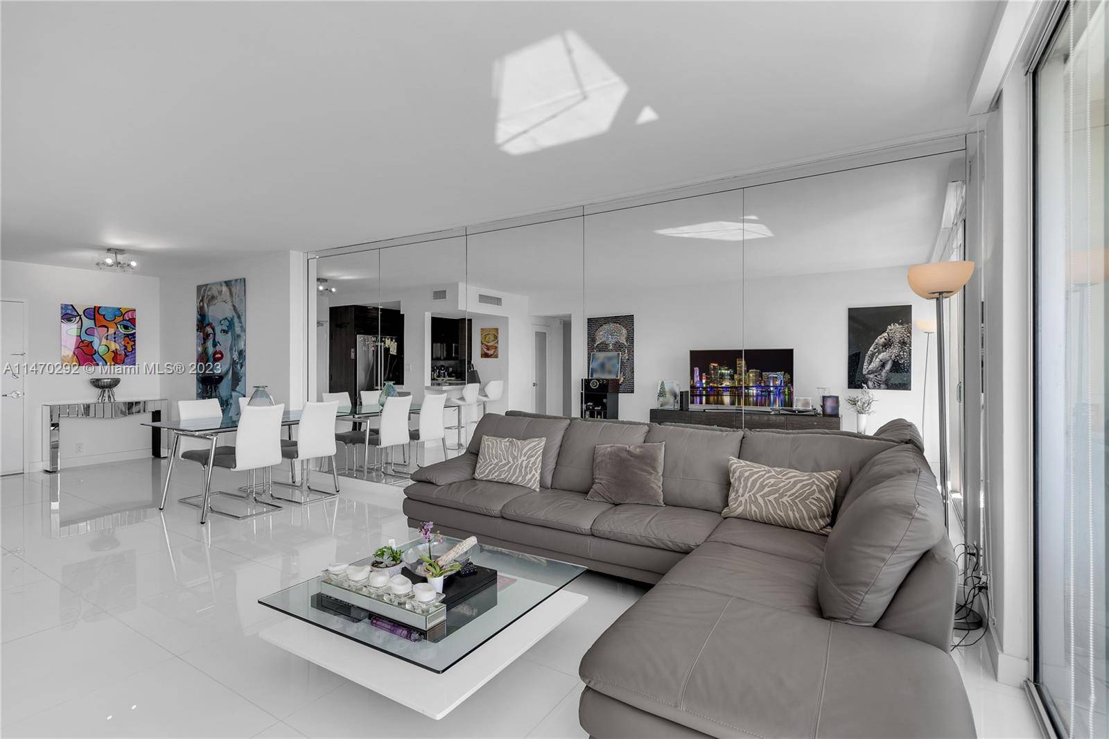 Beautifully furnished modern 1 bedroom condo for rent !