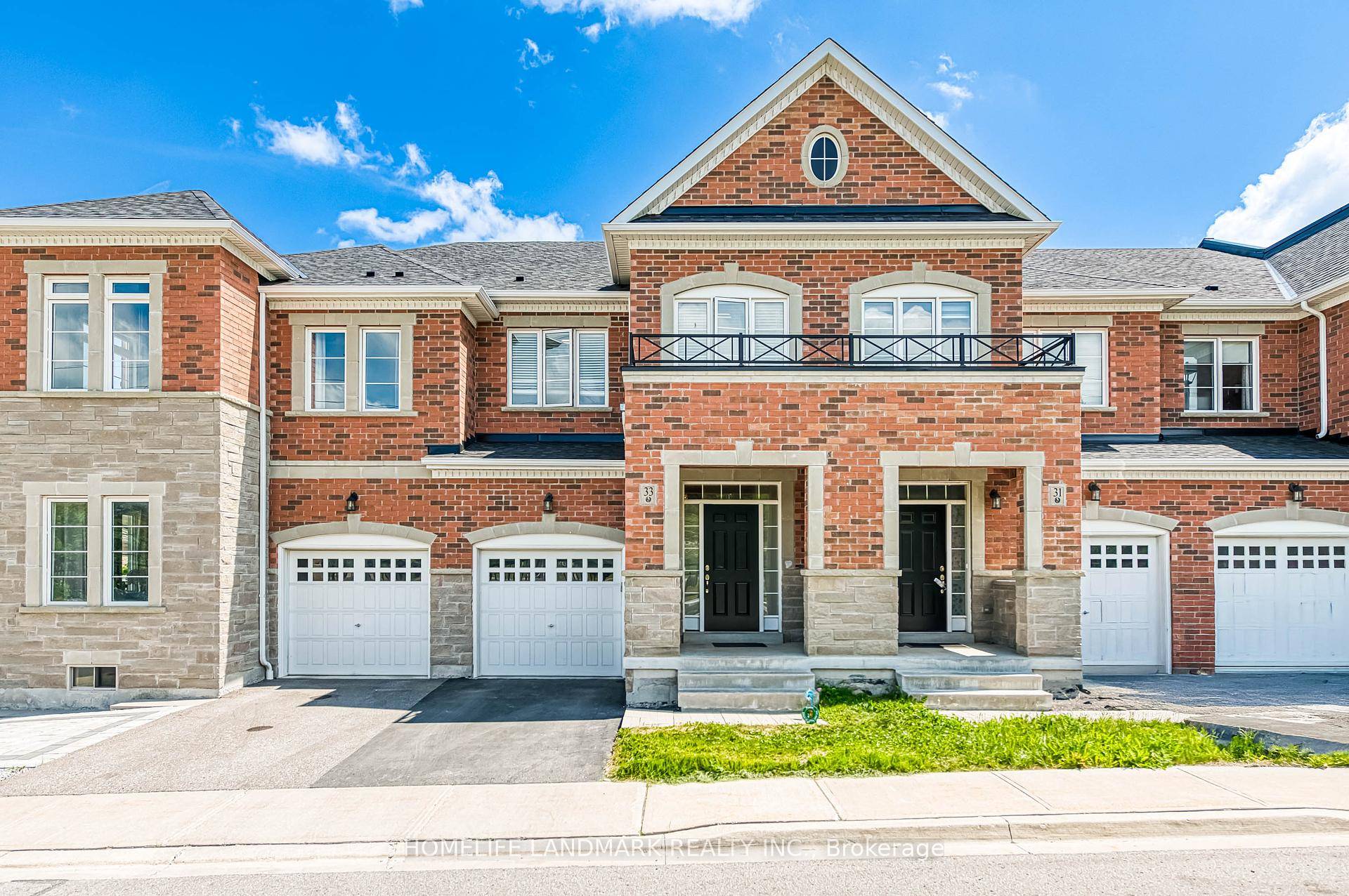 Welcome to this stunning 5 year old Freehold Townhouse in the sought after Oak Knoll Community by Acorn.