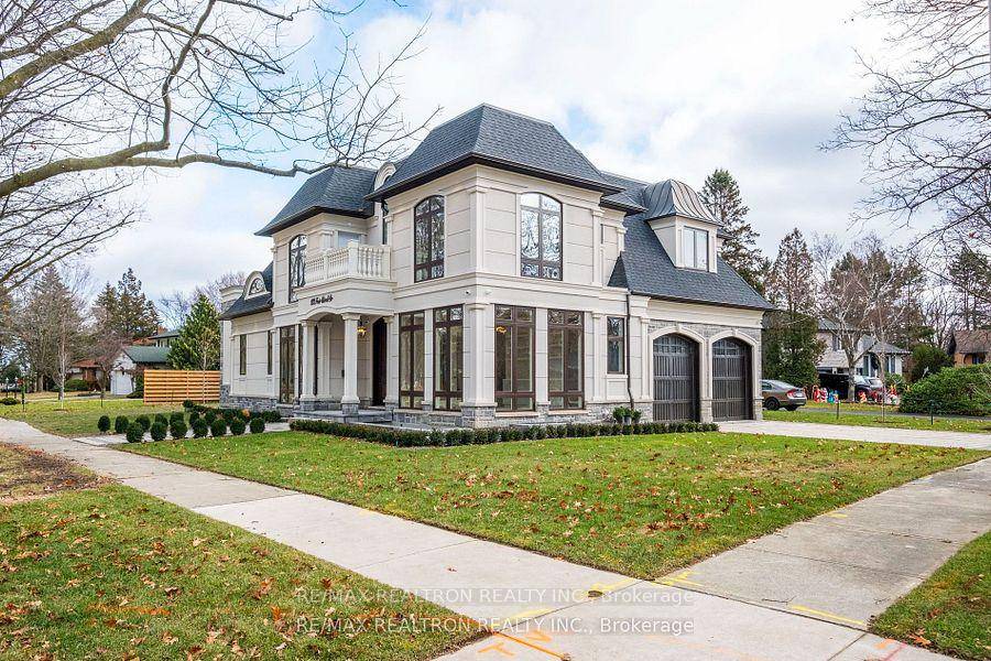 A Modern Masterpiece in Prestigious Lorne Park Welcome to this stunning custom built residence, a true architectural gem.