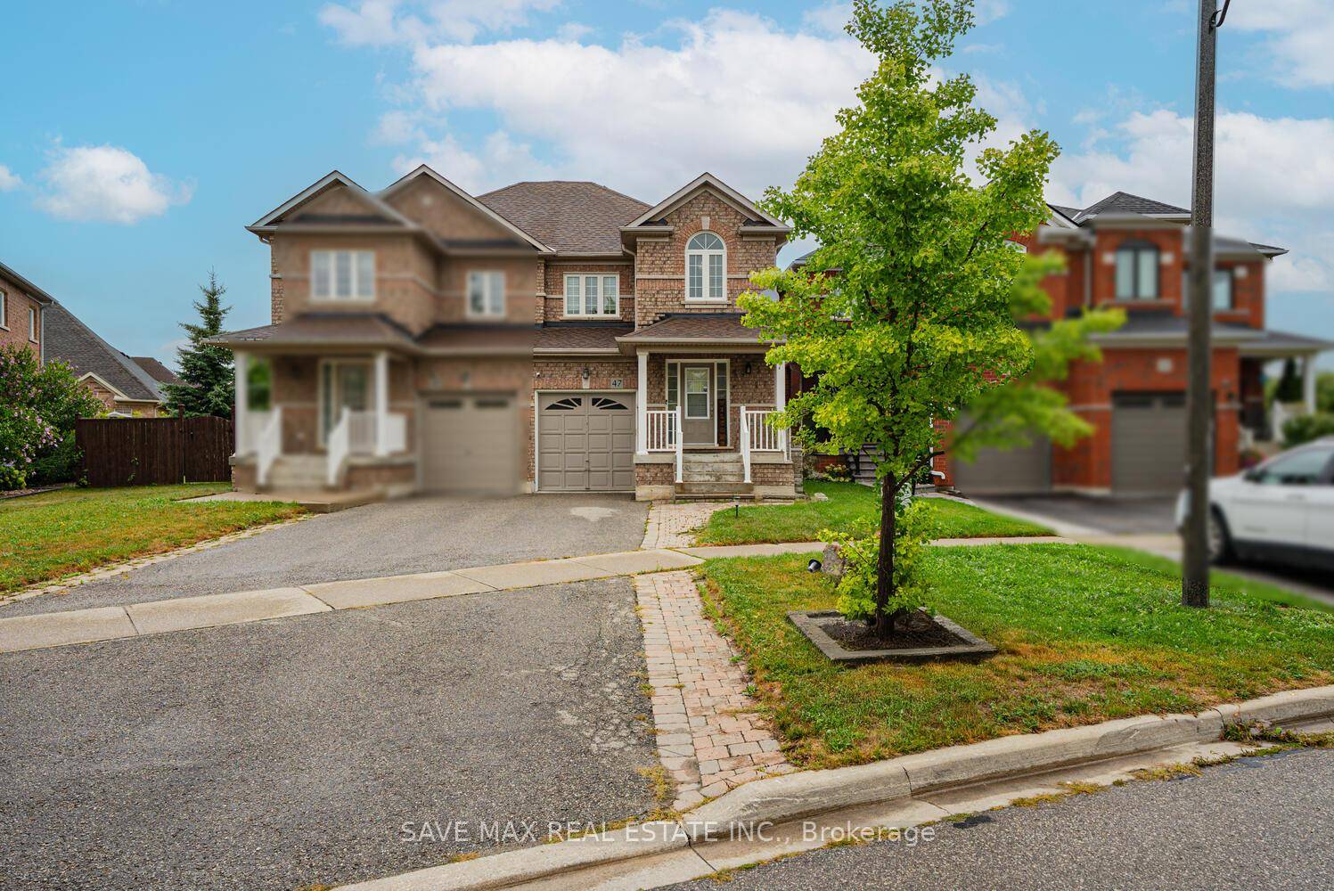 Charming 3 Bedroom Semi Detached in Prime Georgetown Location Welcome to this beautifully maintained freehold semi detached home, ideally located in one of Georgetown most sought after neighborhoods.