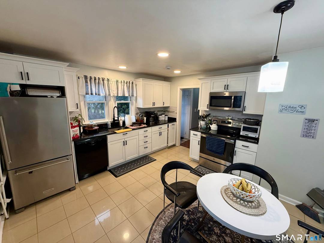 Spacious Colonial rental located in the desirable Beardsley Park area offering 7 rooms, 4 bedrooms, and 3 full baths with approximately 2, 800 sq ft of Spacious Colonial located in ...