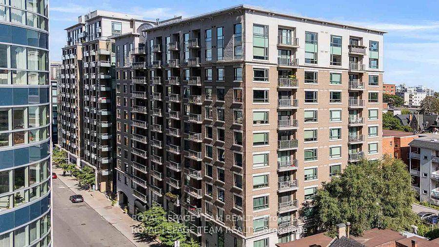 Welcome to suite 909 at The Galleria Condos, 200 Besserer in Sandy Hill 1 bedroom with den.