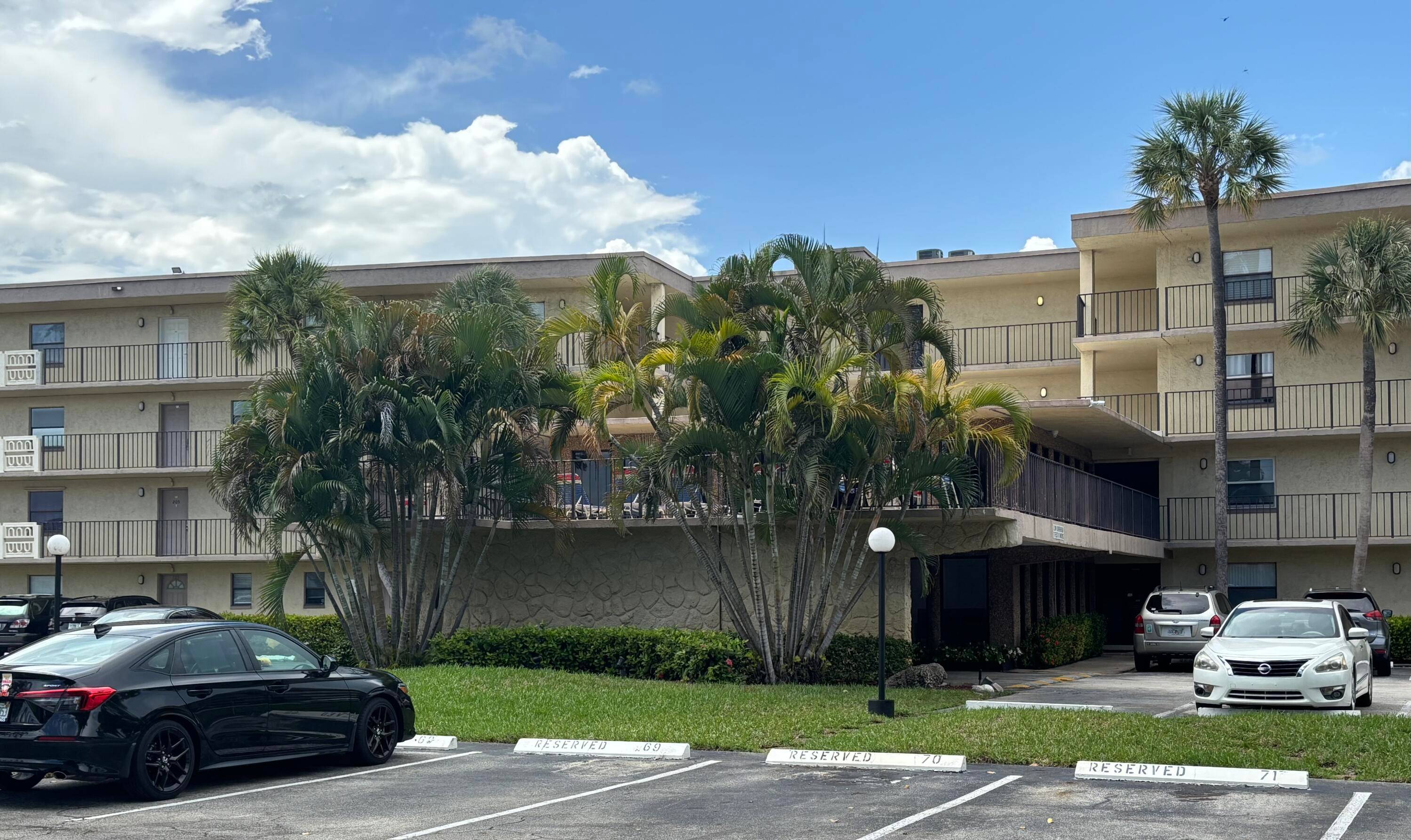 Bright and open condomium in a nice location with easy access to shopping, restaurants, schools.