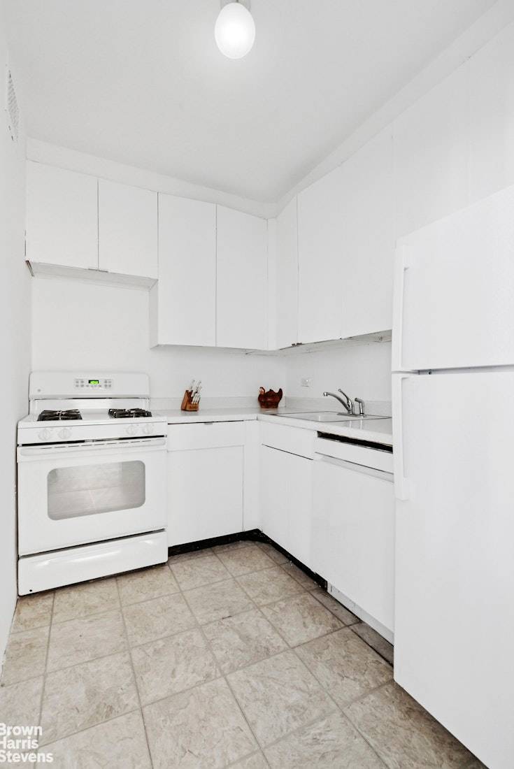 Discover a rare Upper East Side gem a spacious one bedroom coop that perfectly balances comfort, exceptional value and a superb location.