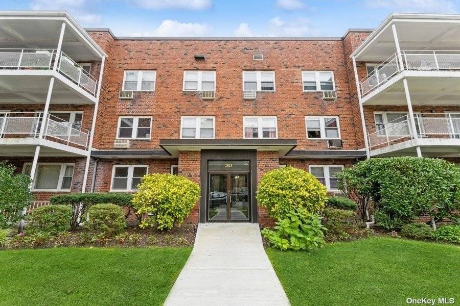 Exciting Opportunity Studio situated in the vibrant heart of Great Neck, conveniently near transportation, shops, and dining options.