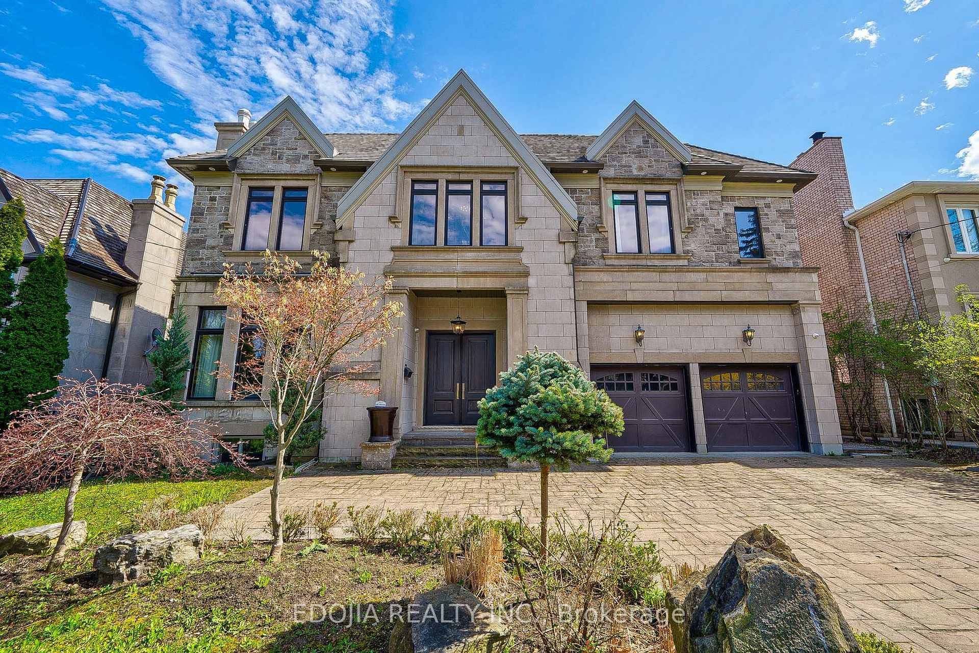 Luxurious Custom Built Residence Nestled On Beautiful Landscaped 65' By 145' Lot In The Heart Of Prestigious Bayview Ridge Area.