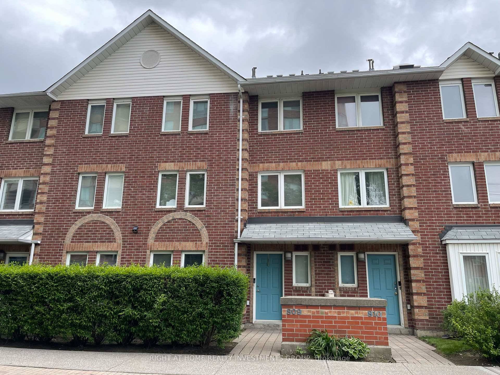 Upgraded 3 Bedroom Townhouse in a Gated Community Near Bathurst amp ; Steeles.