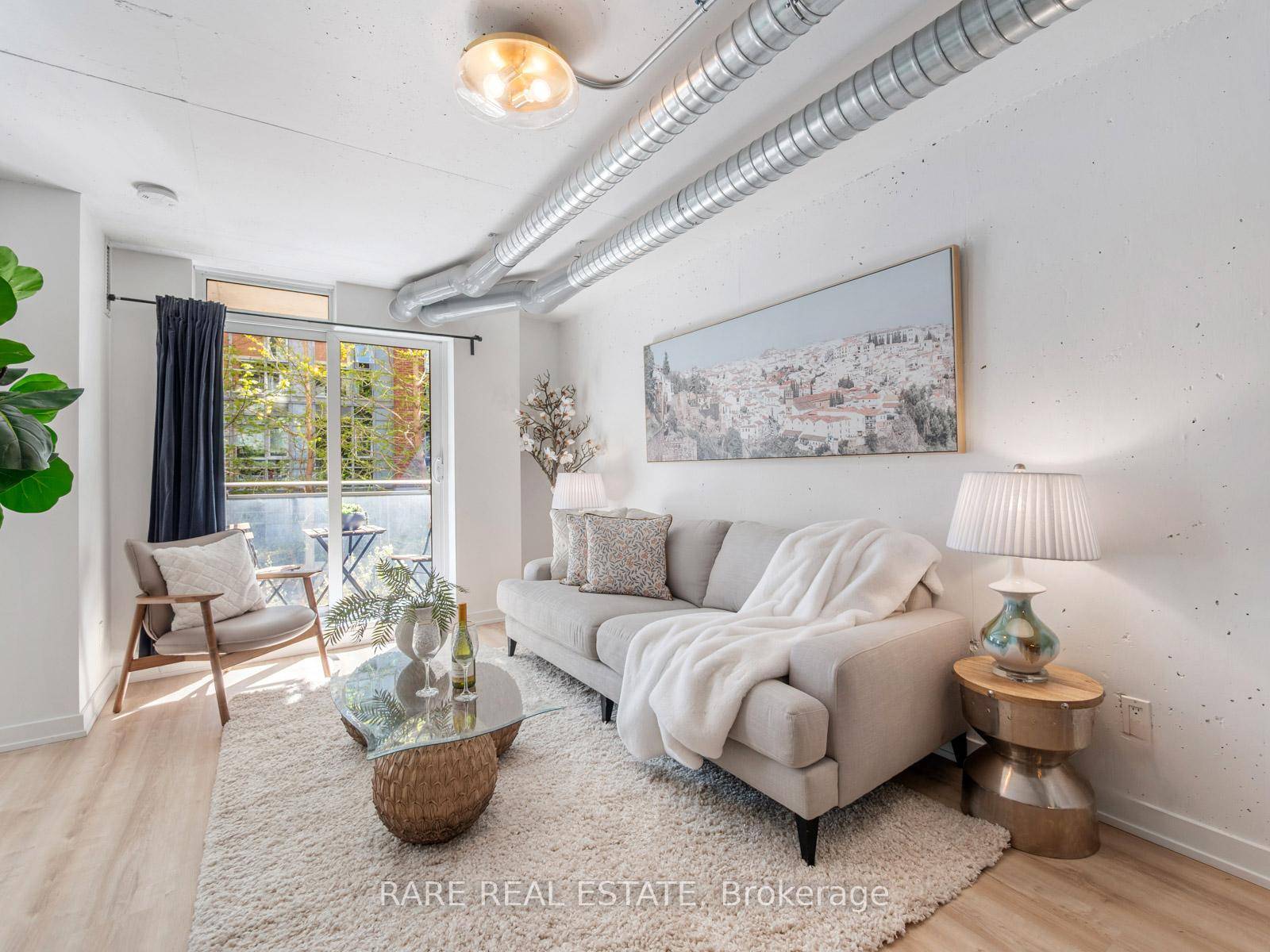 This oversized 2 bedroom 2 bathroom, split concept loft, offers 870 sq.