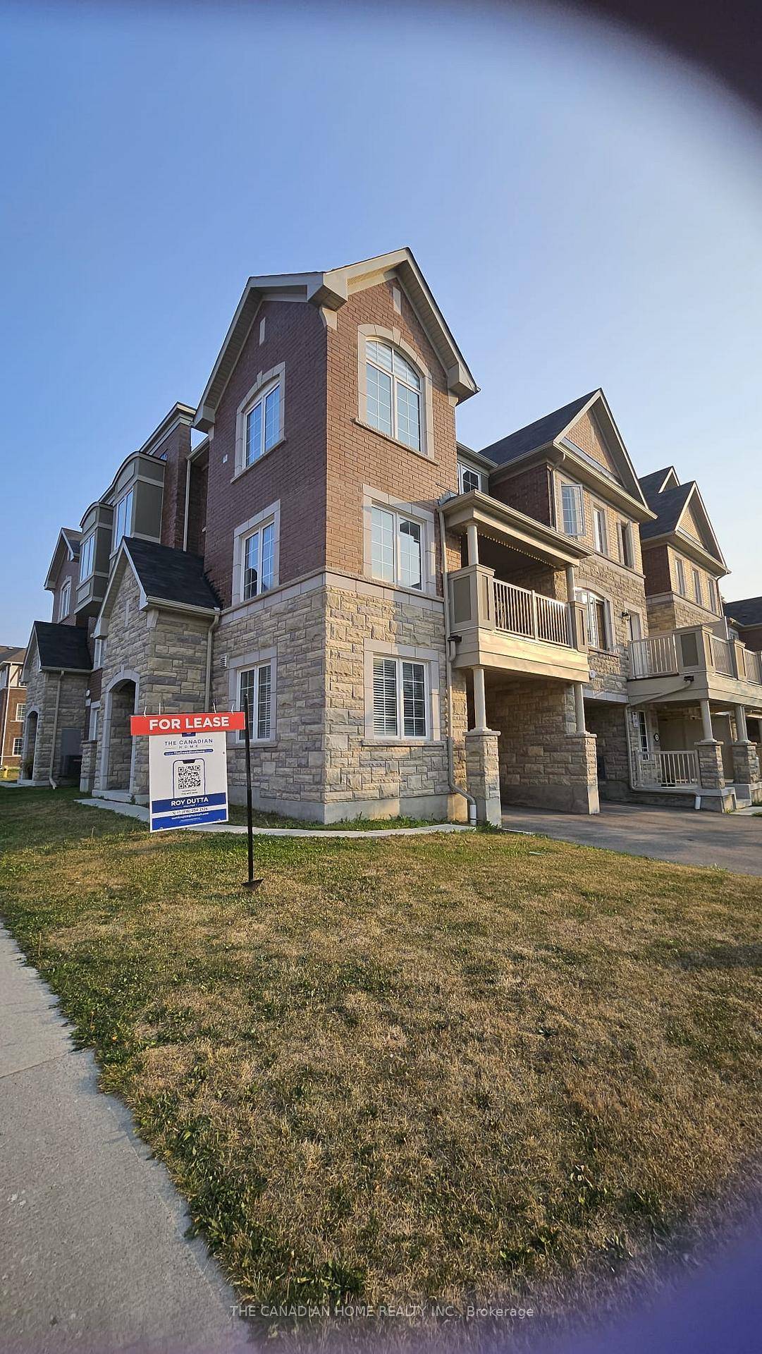 Spacious 4 BR corner unit Townhouse with lots of upgrades hardwood floors and granite kitchen counter top, and more !