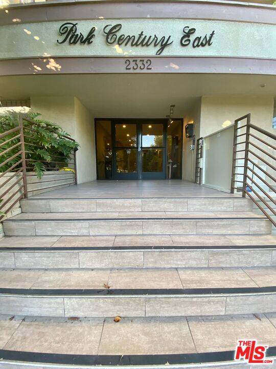 2332   Fox Hills Dr 2BR La