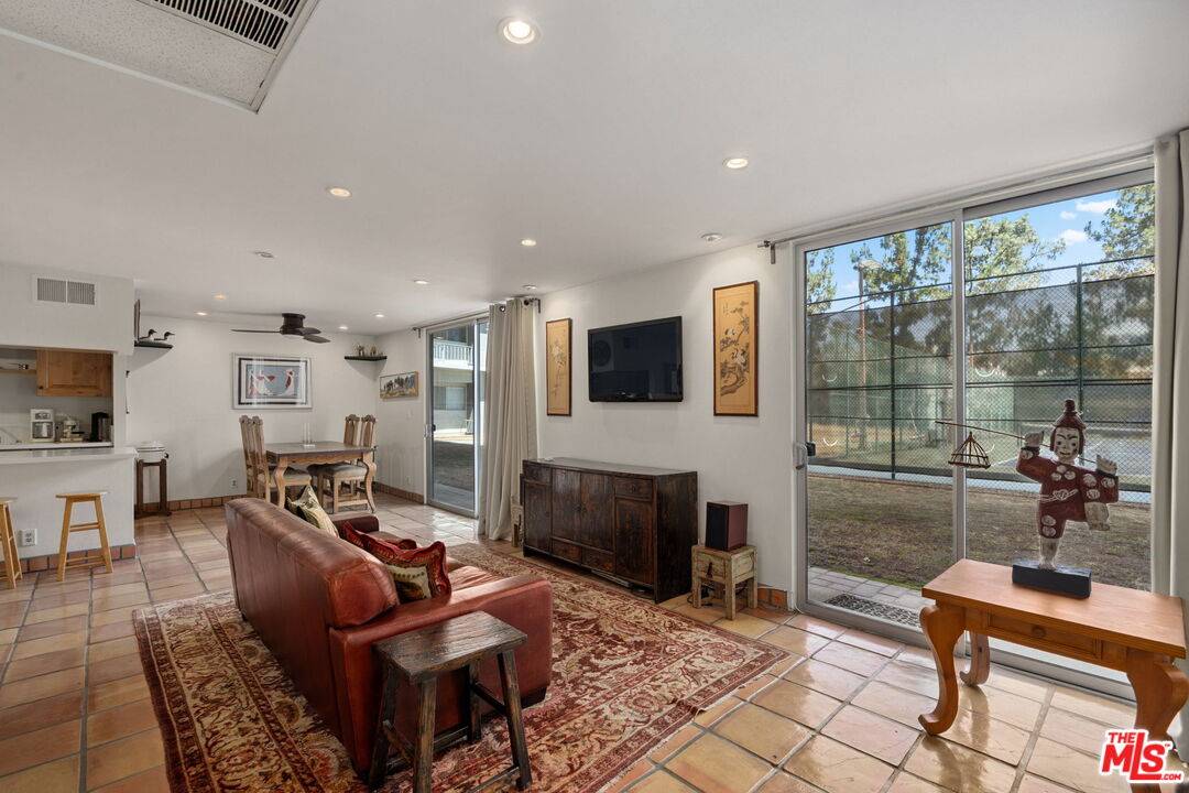 100 S Doheny Dr 1BR Beverly Grove La