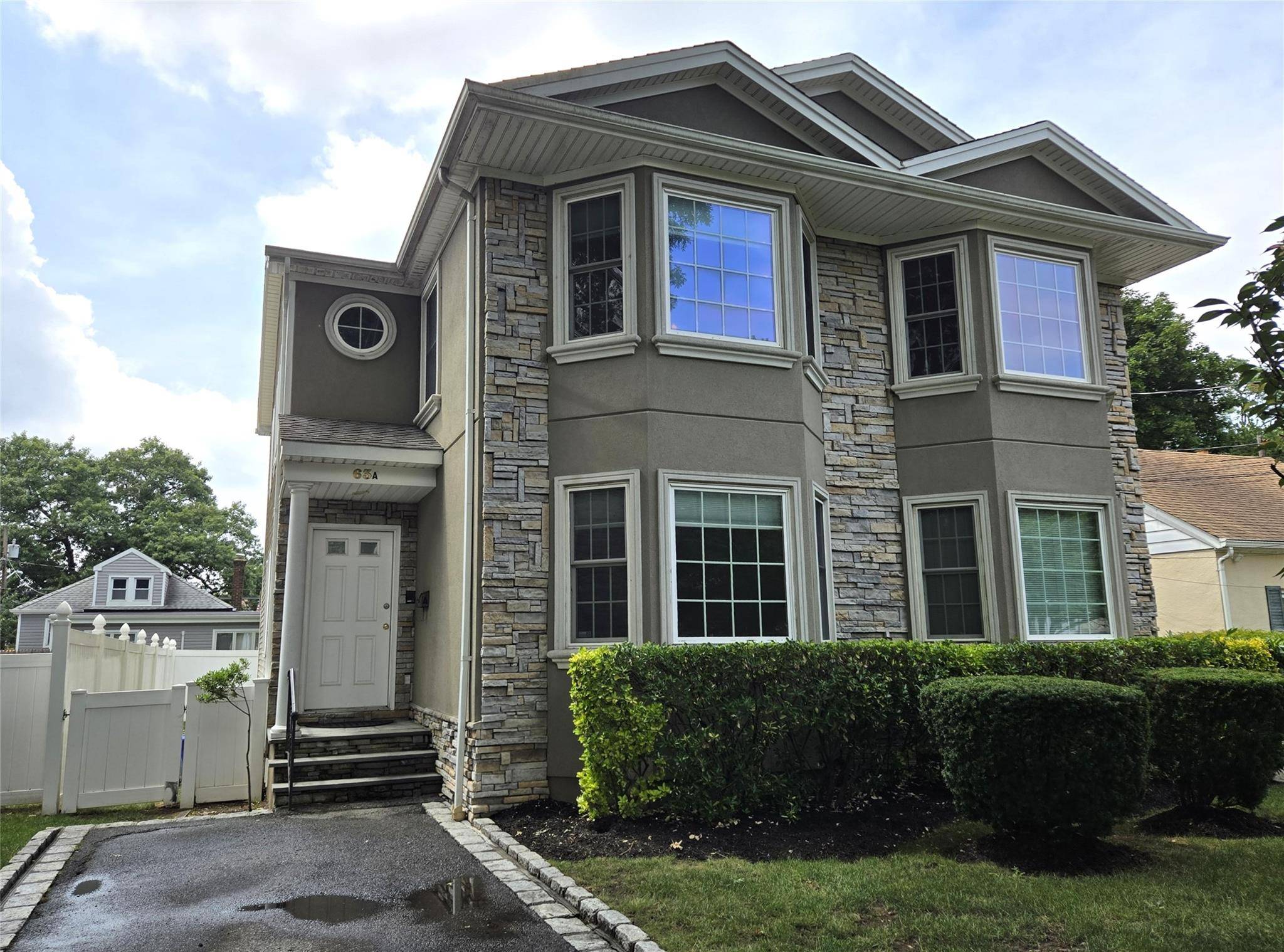 Bright and spacious duplex apartment with 3 bedroom x 2.