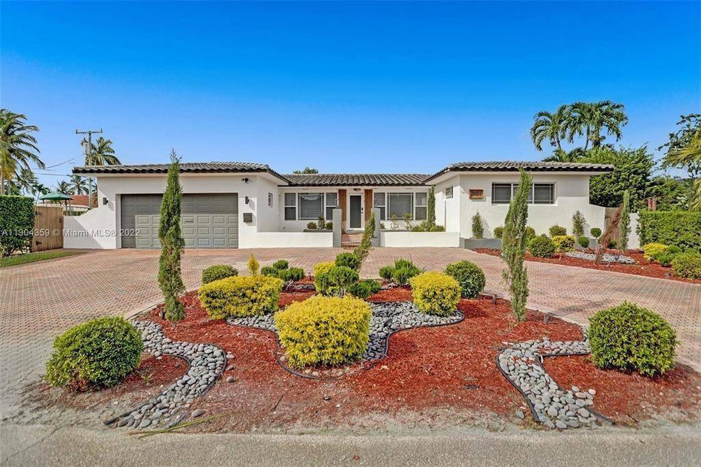 Situated on a rare 11, 800 sq ft corner lot, this one of a kind waterfront property with no fixed bridges offers an exceptional outdoor lifestyle.