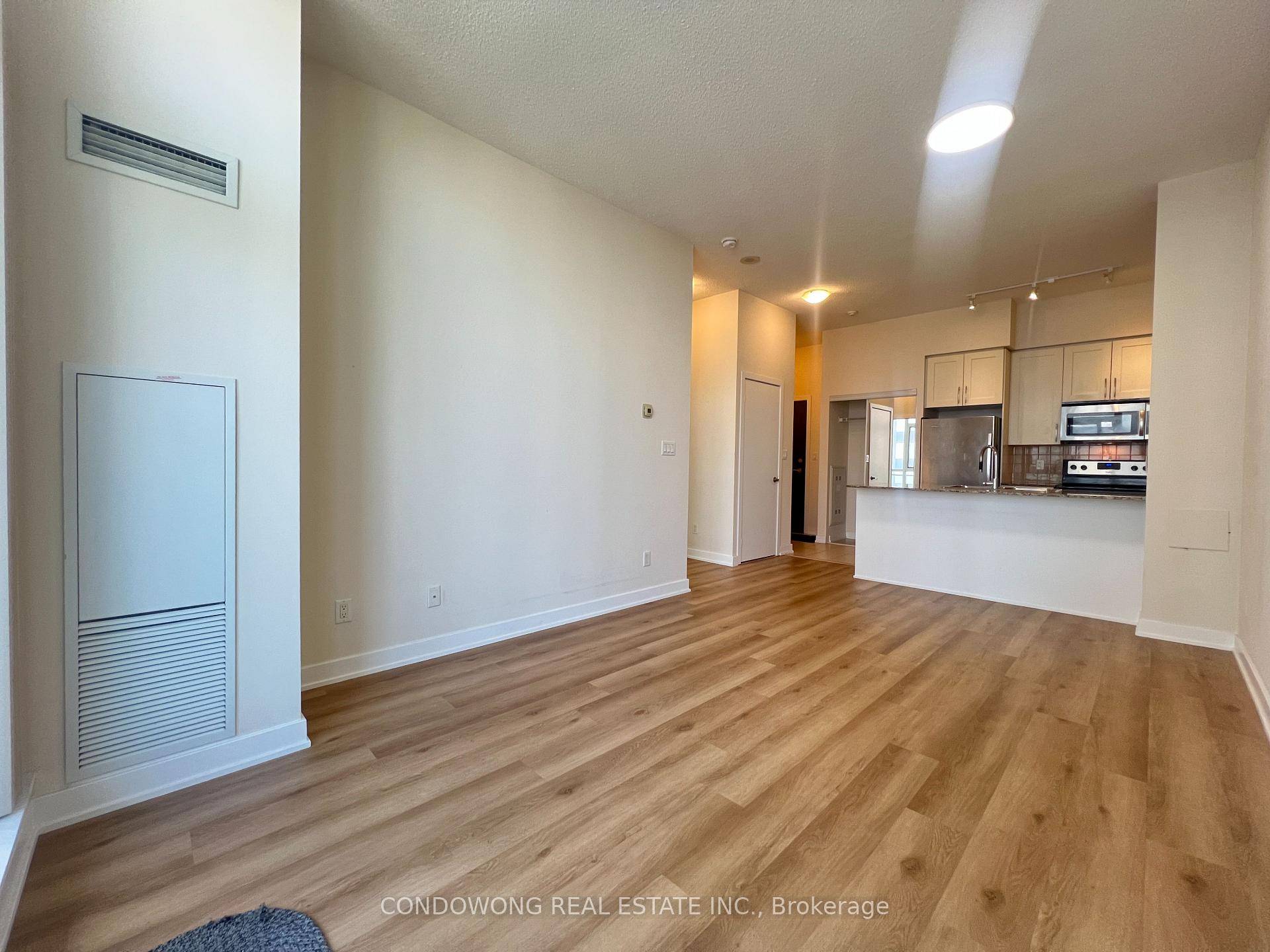 Luxury Condo Located In One Of The Most Convenient Places In All Of Mississauga !