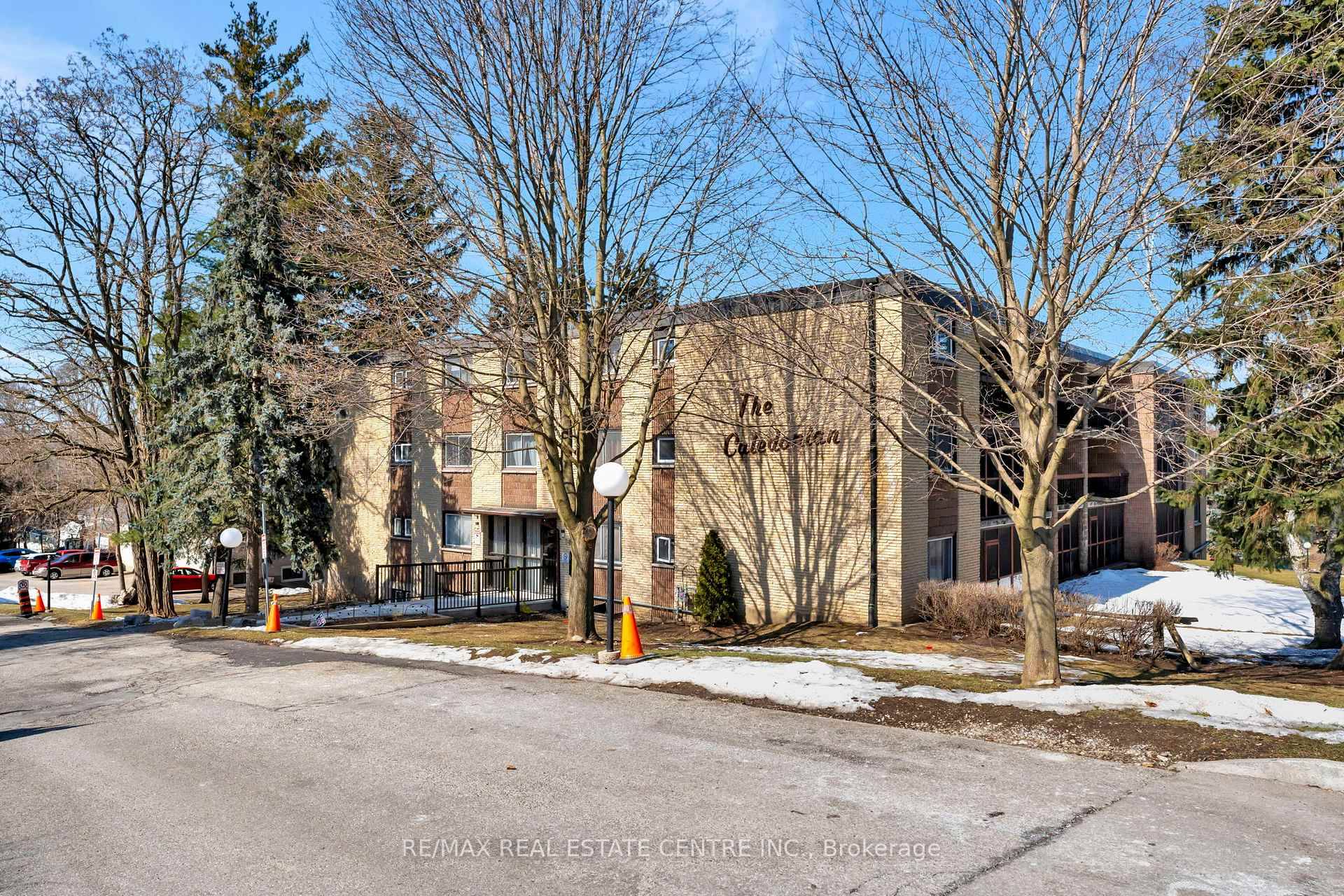 Beautifully Renovated 2 Bedroom Condo in a Prime Location !