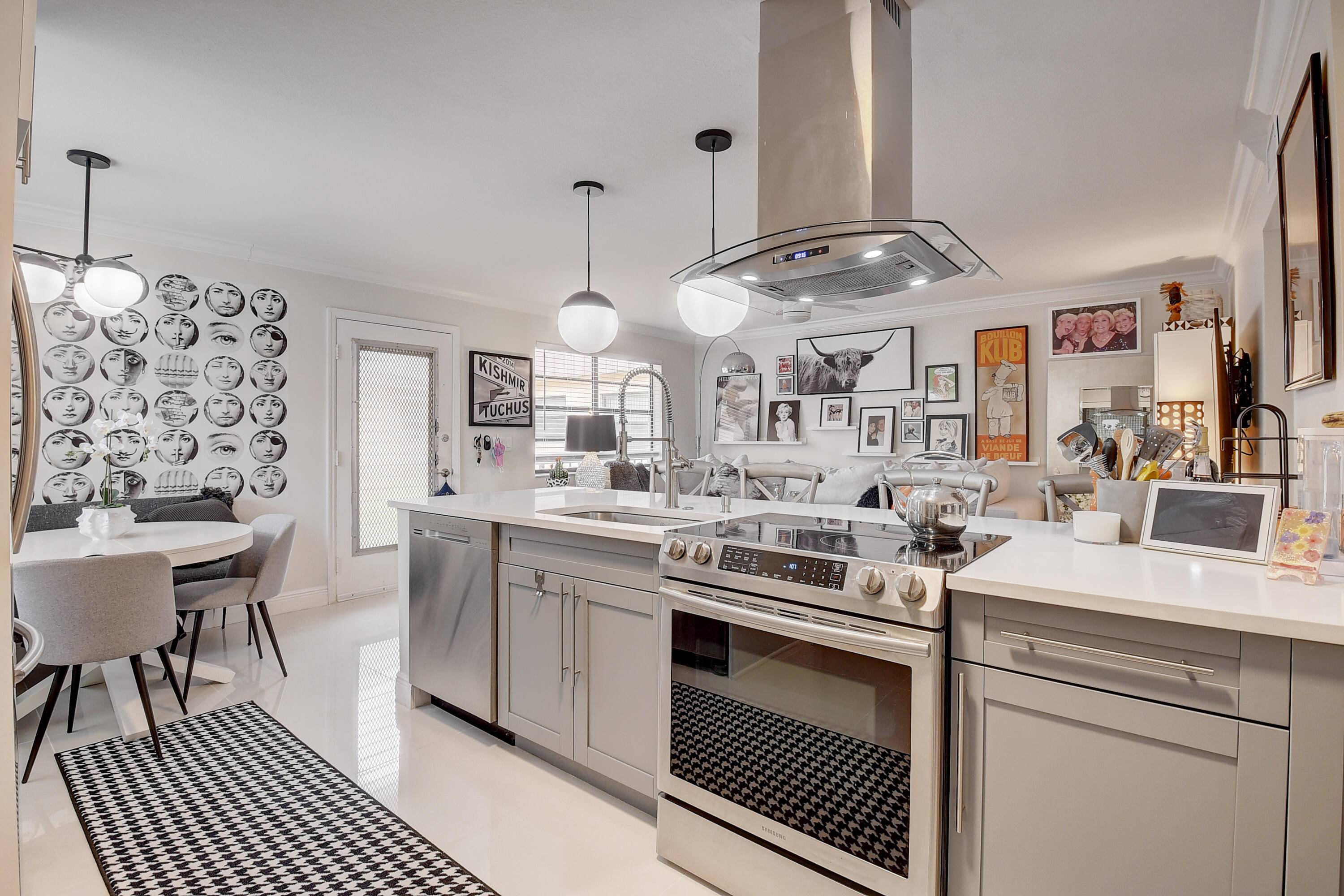 Situated on the picturesque Isle of Capri in east Kings Point.