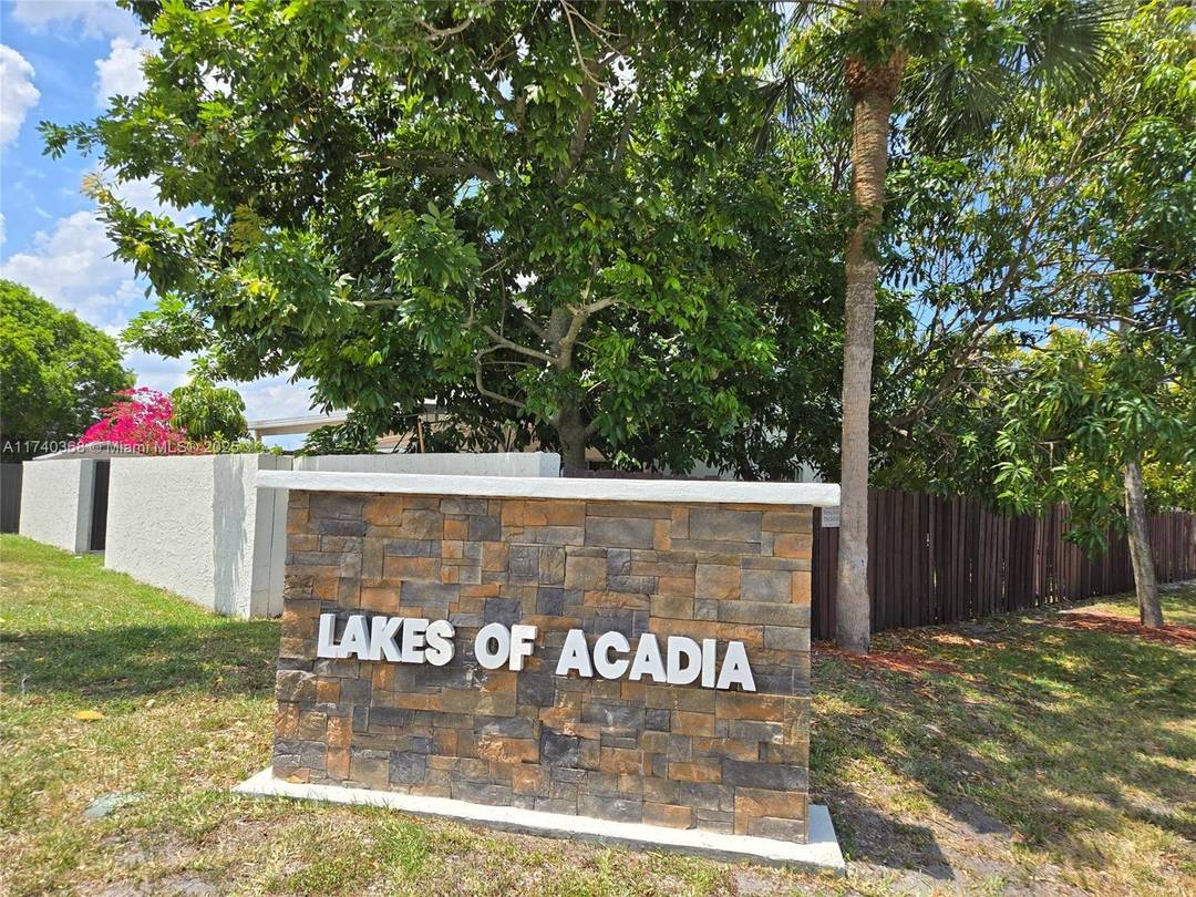 BEAUTIFUL 3 2 SINGLE FAMILY HOUSE WITH EXCELLENT LAYOUT AND BIG PATIO, CERAMIC FLOOR, BEAUTIFUL REMODELED BATHROOMS, PARKING FOR 3 ASSIGNED CARS IN FRONT THE UNIT, NEW ROOF 2024, AC ...