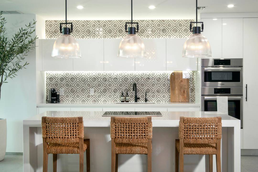 ELEVATE YOUR LIFE and live in absolute splendor at one of Miami's most iconic and sought after addresses, Paramount Miami Worldcenter.