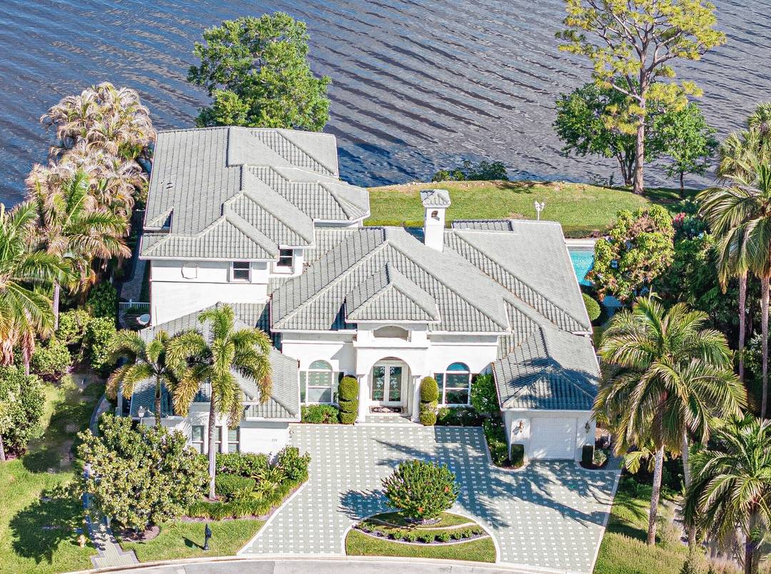 Custom built estate in Palm Cove premier yacht amp ; golf club offering ocean access marina, golf, tennis, fitness amp ; social events.