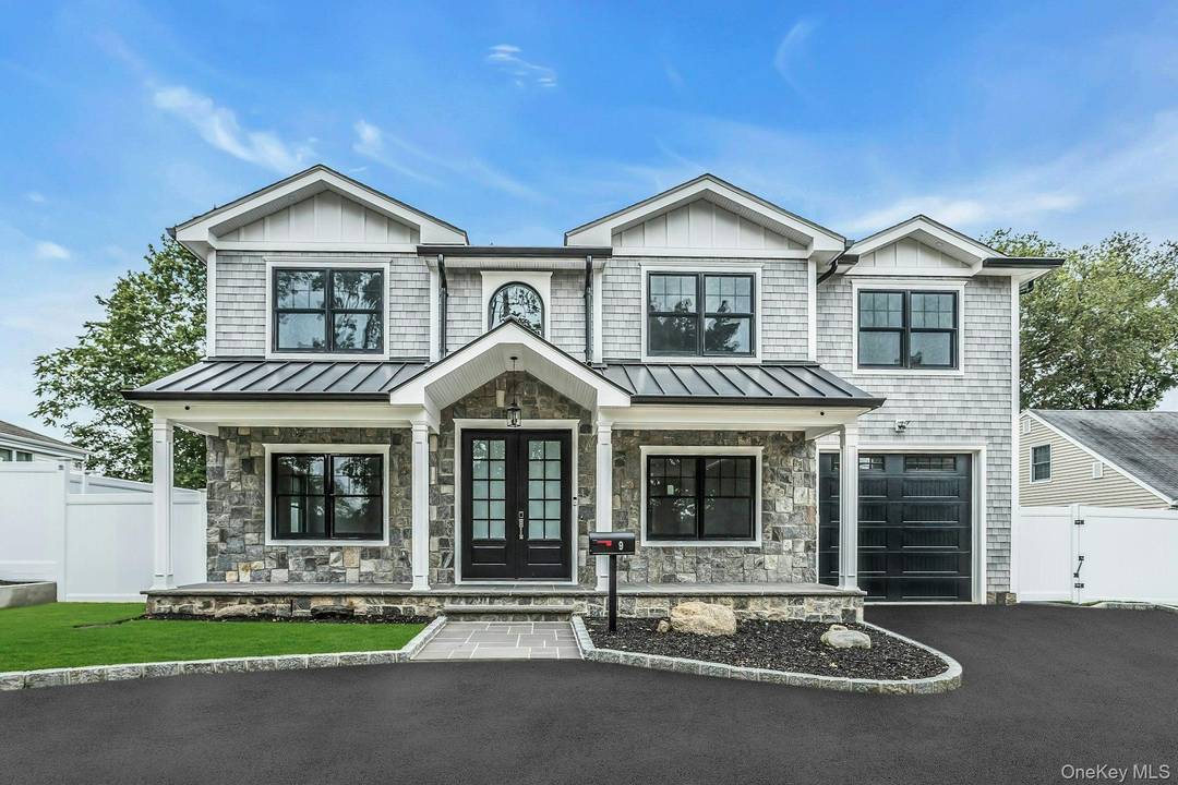 Exceptional Custom Built Colonial in the Heart of Glen Head Don t miss this rare opportunity to own a truly one of a kind custom built home in the desirable ...
