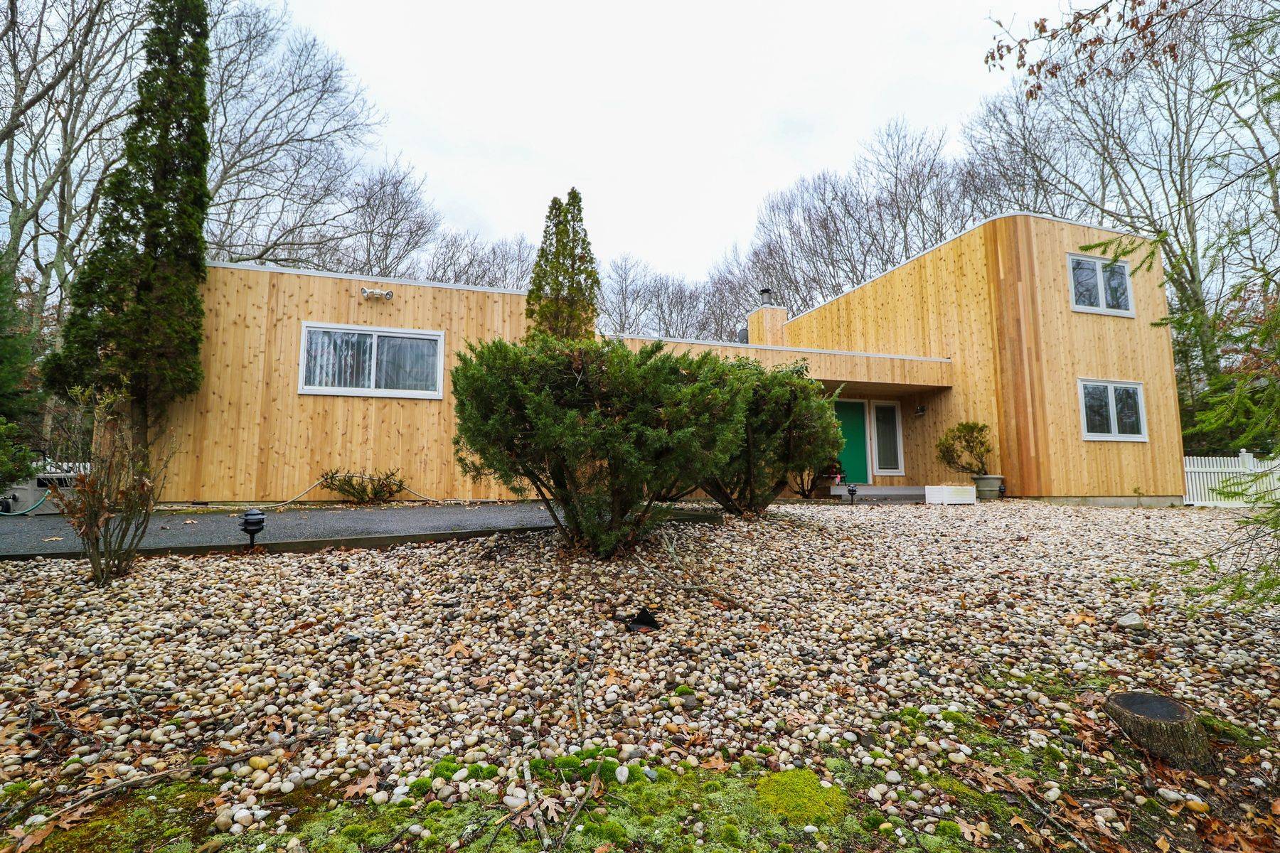 Southampton Acres: 4 Bedroom Contemporary With Pool