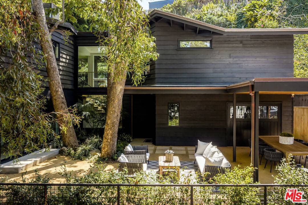 327  E Rustic Rd 3BR Santa Monica La