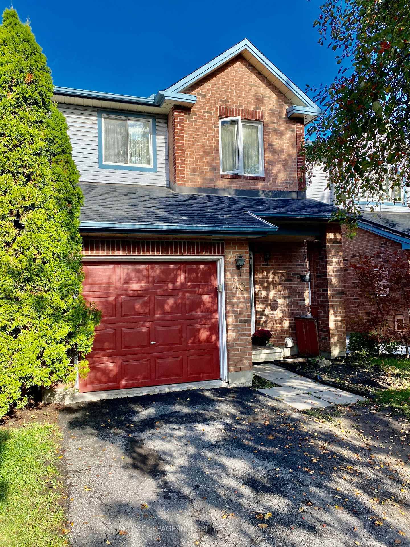 Beautiful corner unit townhouse in the great family neighbourhood of Katimavik.