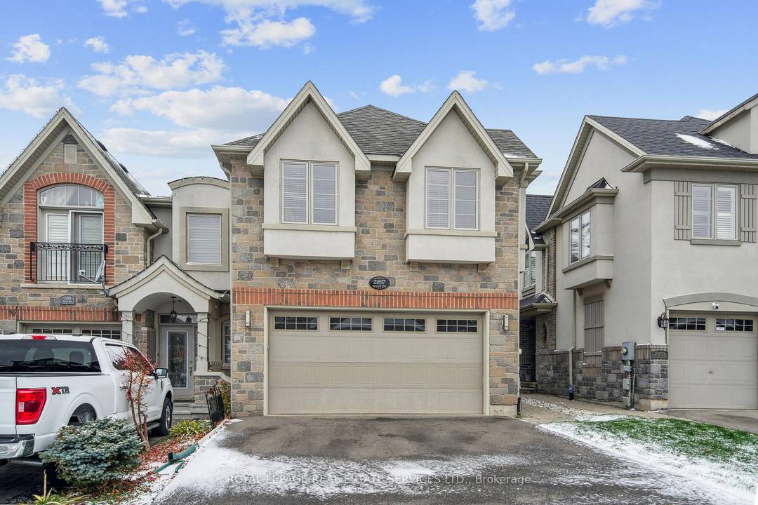 This beautiful end unit townhouse in Westmount is sure to please.