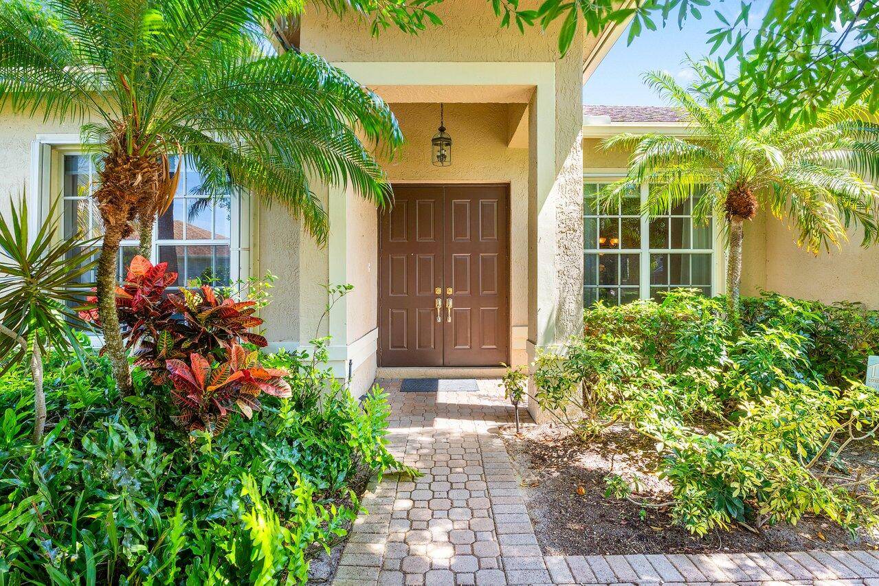 Immaculate 3 Bedroom Home in Hills at Lake Eden Welcome to this beautifully maintained 3 bedroom, 2 bathroom home located in the sought after gated community of Hills at Lake ...