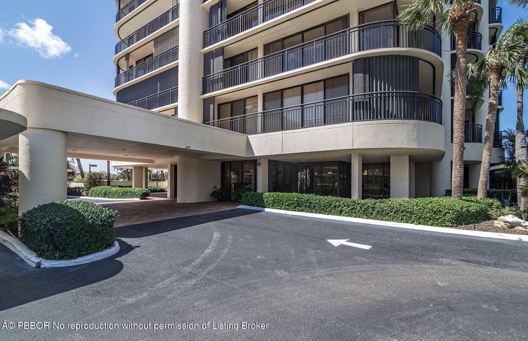 Wonderful opportunity to live or recreate your own tastes, in this spacious 2B 2b boutique condominium.