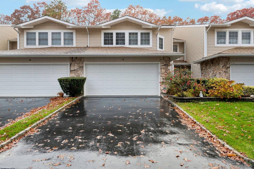 Welcome to The Colony in Holbrook, a premier gated community offering resort style amenities and a convenient central Long Island location.