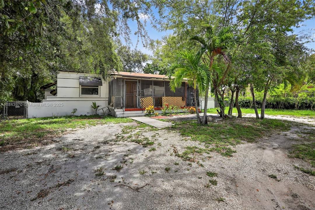 This exciting investment opportunity, located in rapidly developing North Miami, features twin 2 1 units and an air conditioned detached storage shed on an 8400 square foot lot.