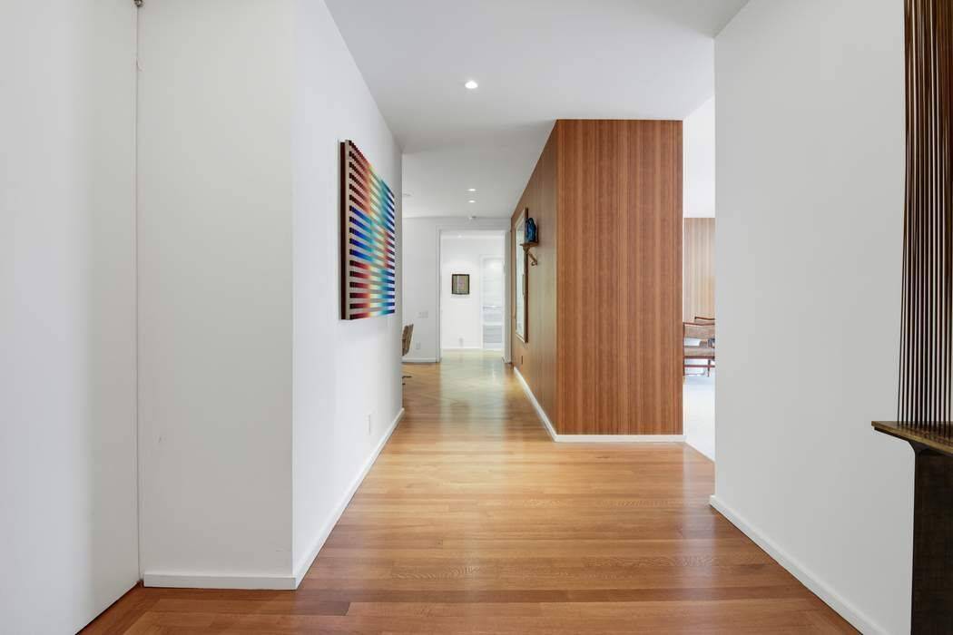 A prized corner residence within a premier full service co op, Residence 15A at 475 Park Avenue offers an exceptional standard of living.