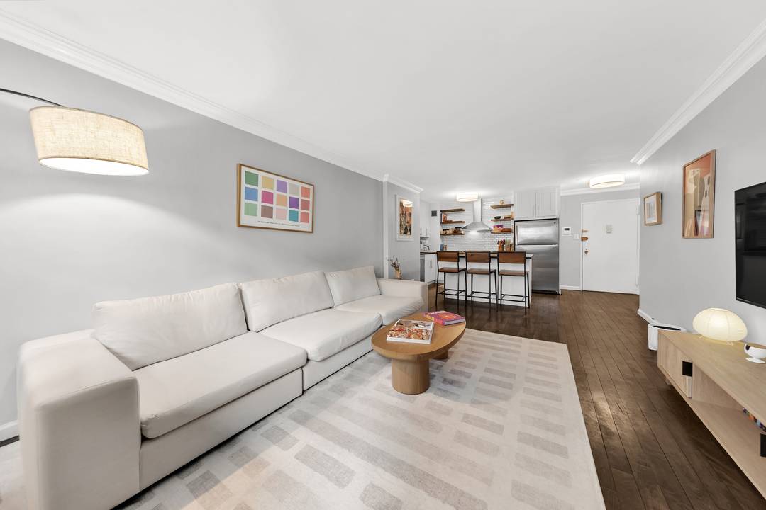 Welcome to 40 Clinton Street 3K, a generously sized one bedroom residence located in the prestigious Brooklyn Heights neighborhood.