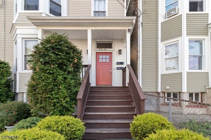 Both units to be delivered vacant.