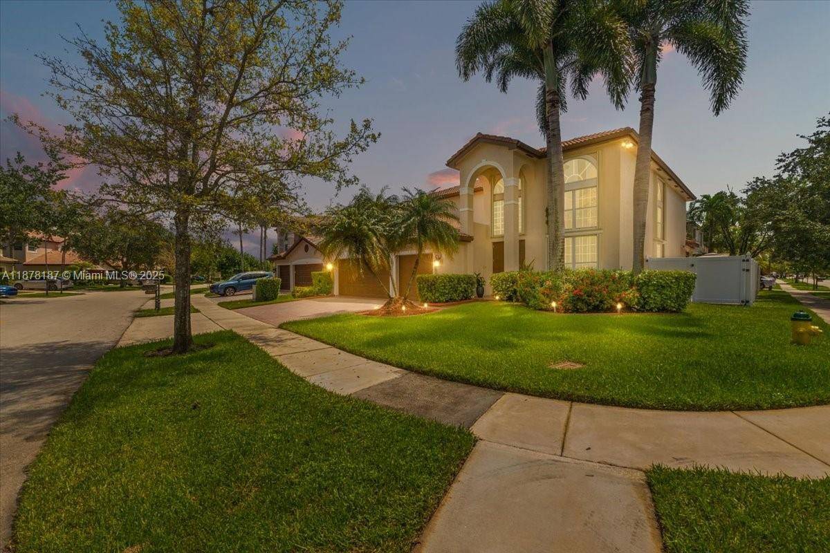 Immaculate 4BR 2. 5BA Home with Loft, Downstairs primary bedroom with Pool access amp ; 3 Car Garage Corner Lot This well maintained home sits on a spacious corner lot ...