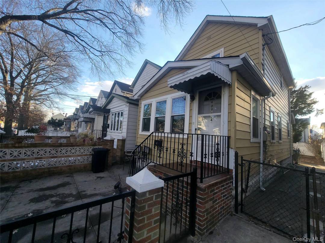 Welcome to this charming Richmond Hill residence ideally located on a quiet, residential block.