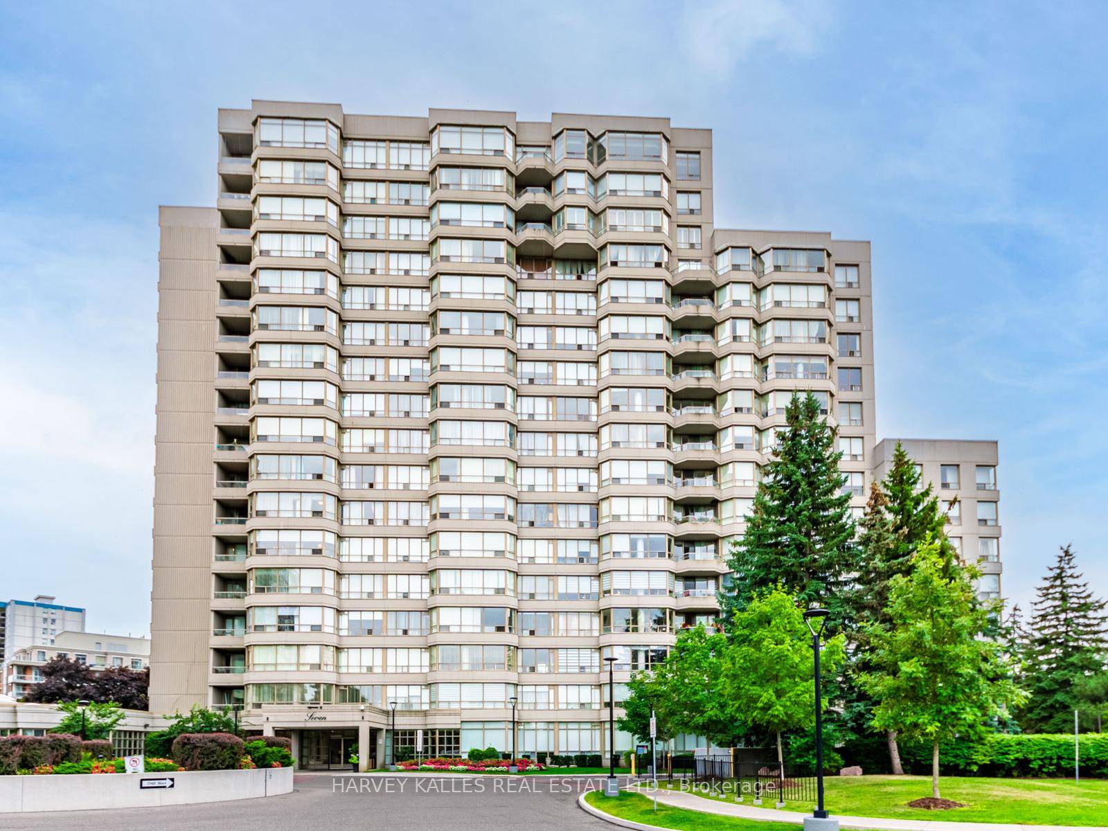 Welcome to 7 Townsgate ! This Bright, Beautifully Renovated, Open Concept Condo Features 2 Bedrooms, Plus a Den, 2 Bathrooms, 2 Parking Spots, A Locker and A Balcony.