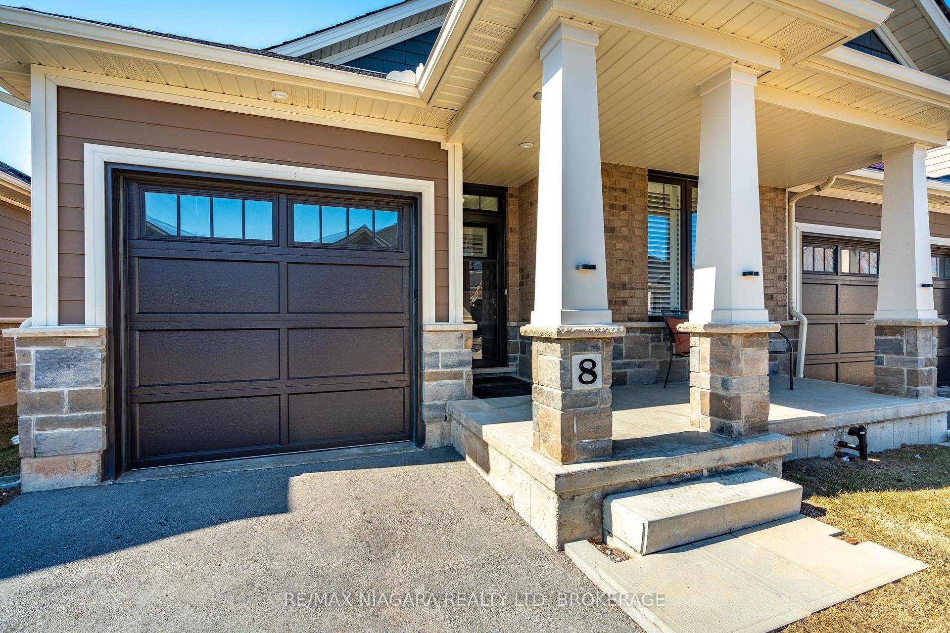 Welcome to this magnificent, upscale, END UNIT BUNGALOW TOWN built by Phelps Homes, located incentral Grimsby.