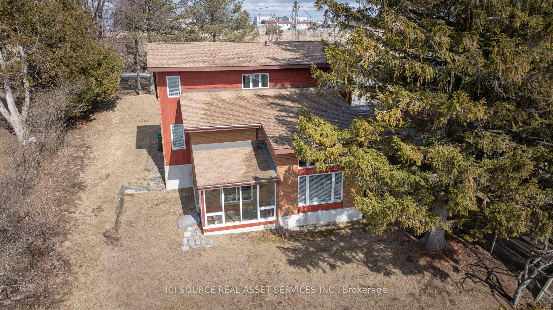 This stunning waterfront property has 85 feet of water frontage, located close to Kingston airport and twelve kms from the city centre.