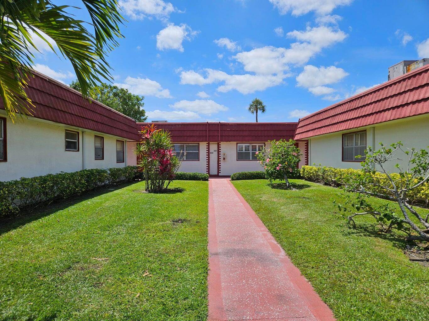 Located in Kings Point, an active 55 gated community, this 1 bedroom, 1 1 2 bath end unit offers stunning golf course views.